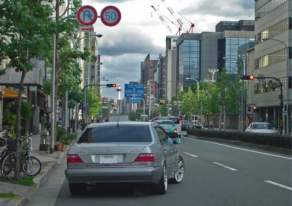 Kyoto - Tower from far. Does it exitst "Non Yakuza" with Mercedes Benz?   http://www.kyoto-tower.co.jp, Киото