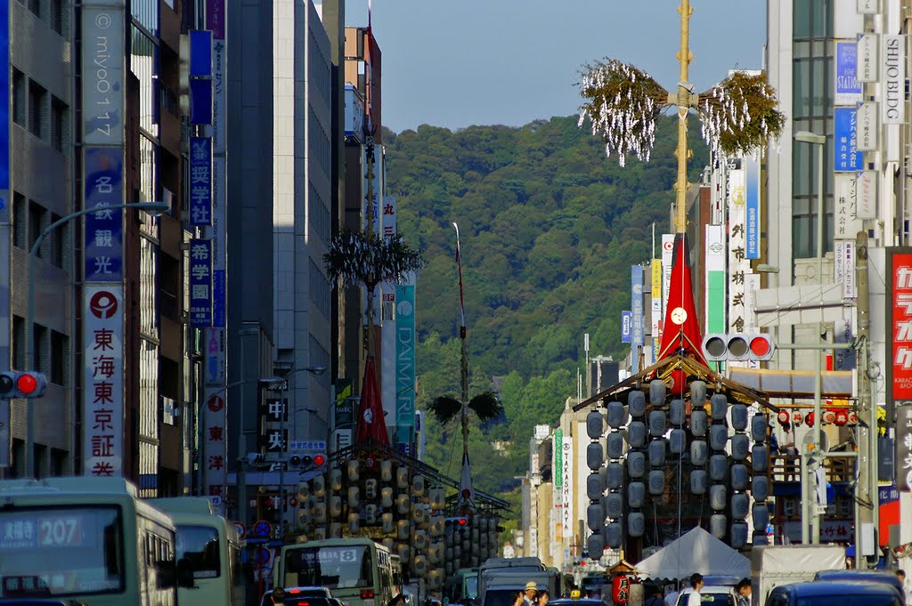 Kyoto.祇園祭(Gion-Matsuri Festival).四条新町辺りから、月鉾、函谷鉾、長刀鉾, Киото