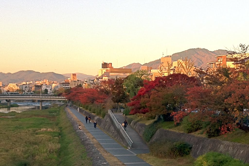 Evening glow seen from the Matsubara bridge in Kyoto 松原橋から見た瓜生山の夕焼け, Киото