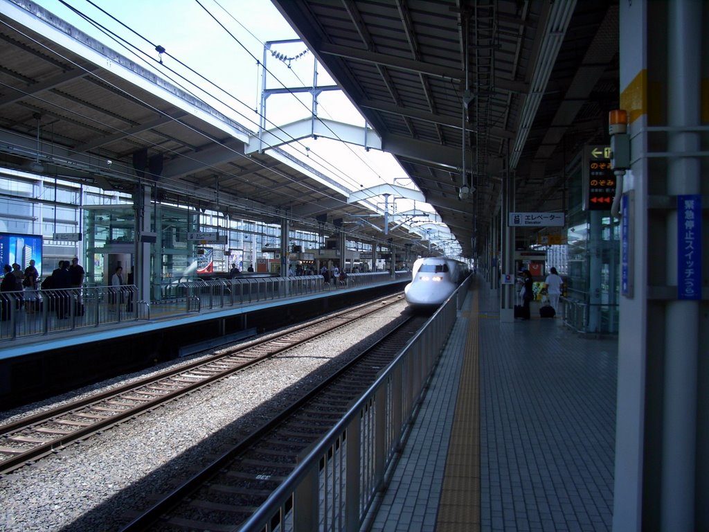 Shinkansen approaching Kyoto station, Маизуру