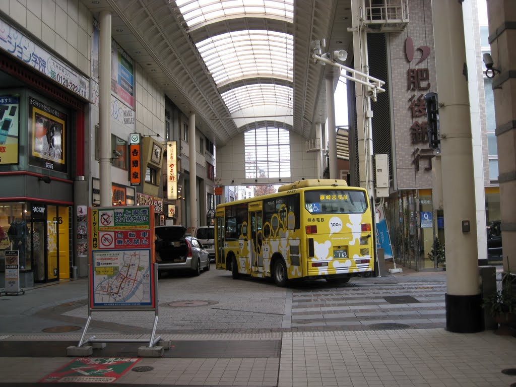 アーケード付き商店街に路線バスが乗り入れる風景, Кумамото