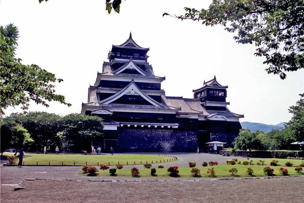 Kumamoto - castle http://en.wikipedia.org/wiki/Kumamoto, Кумамото
