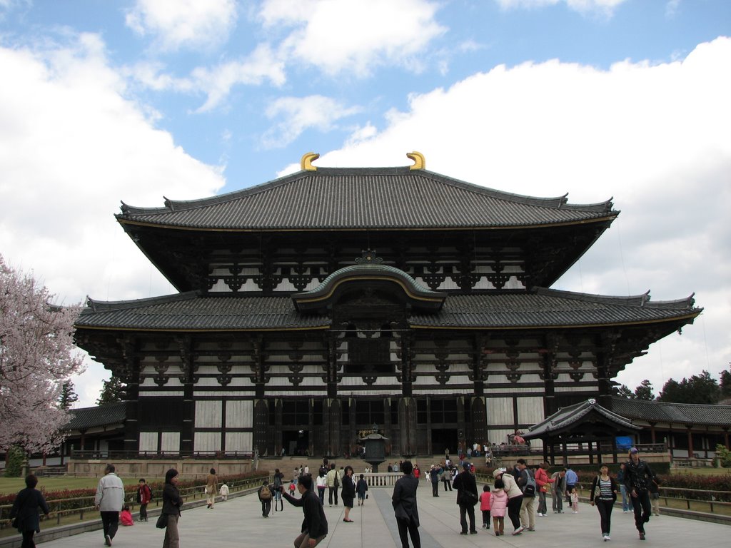 Tōdai-ji temple (the largest wooden temple in the world), Нара
