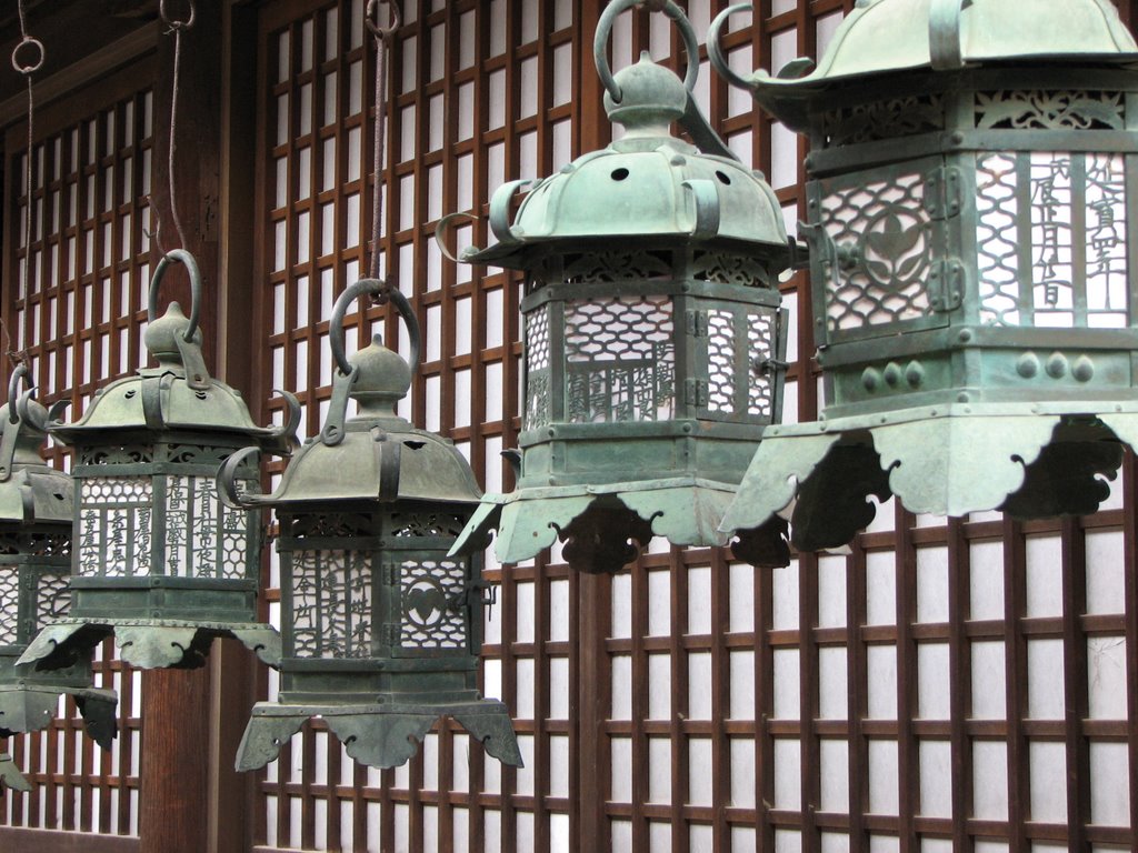 Bronze lanterns at Kasuga Shrine, Сакураи