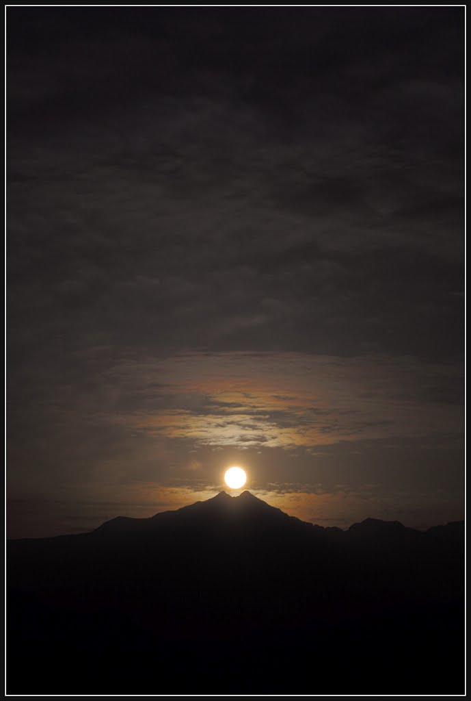 Sunset above the twin peaks (鹿島槍ヶ岳に沈む夕日), Матсуэ