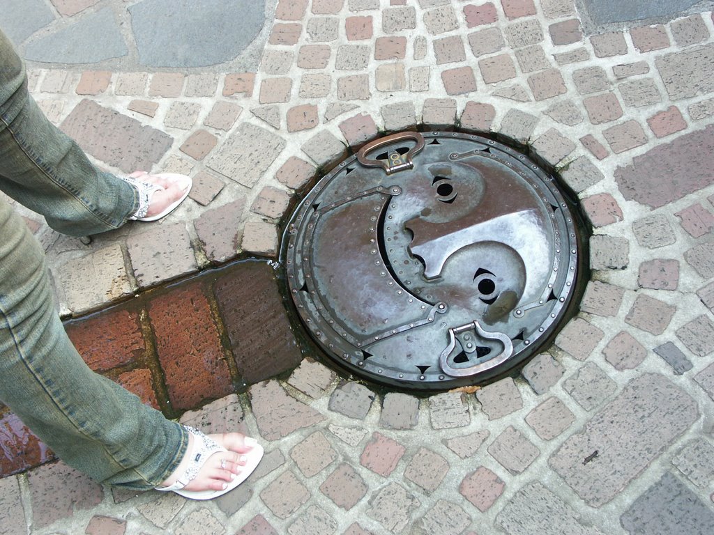Smiling manhole, Митака