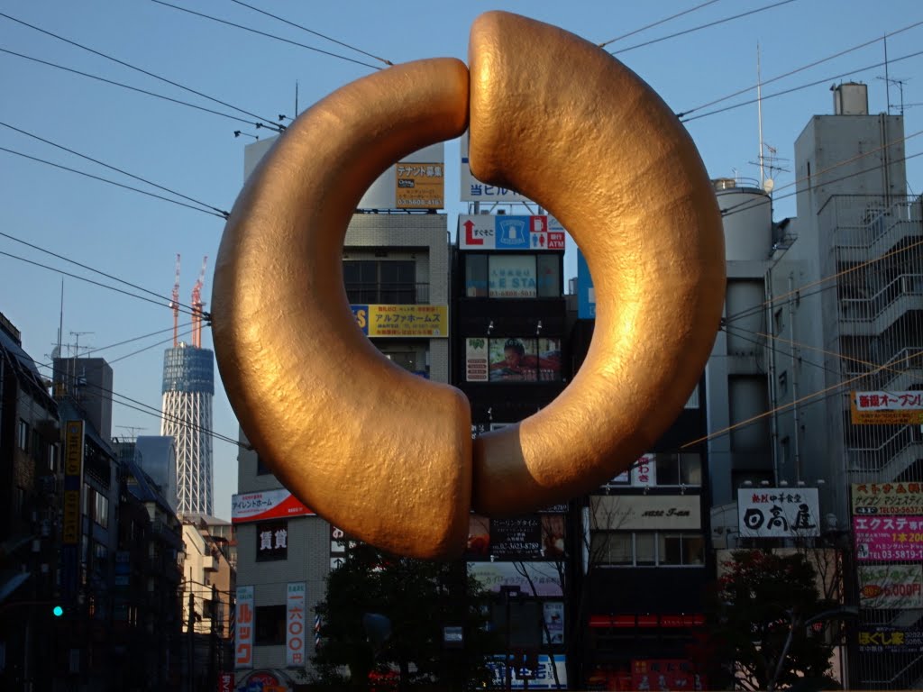 An object in front of Kinshicho station, Хачиойи
