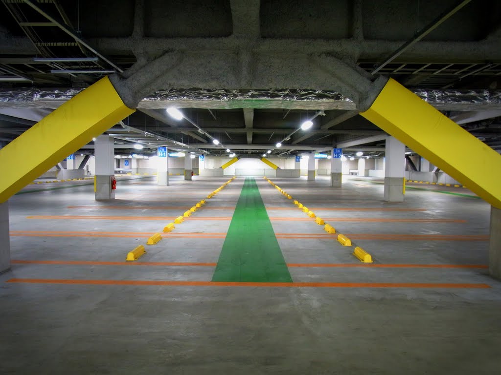 Olinas Kinshicho parking floor. olinasコア 駐車場, Хачиойи
