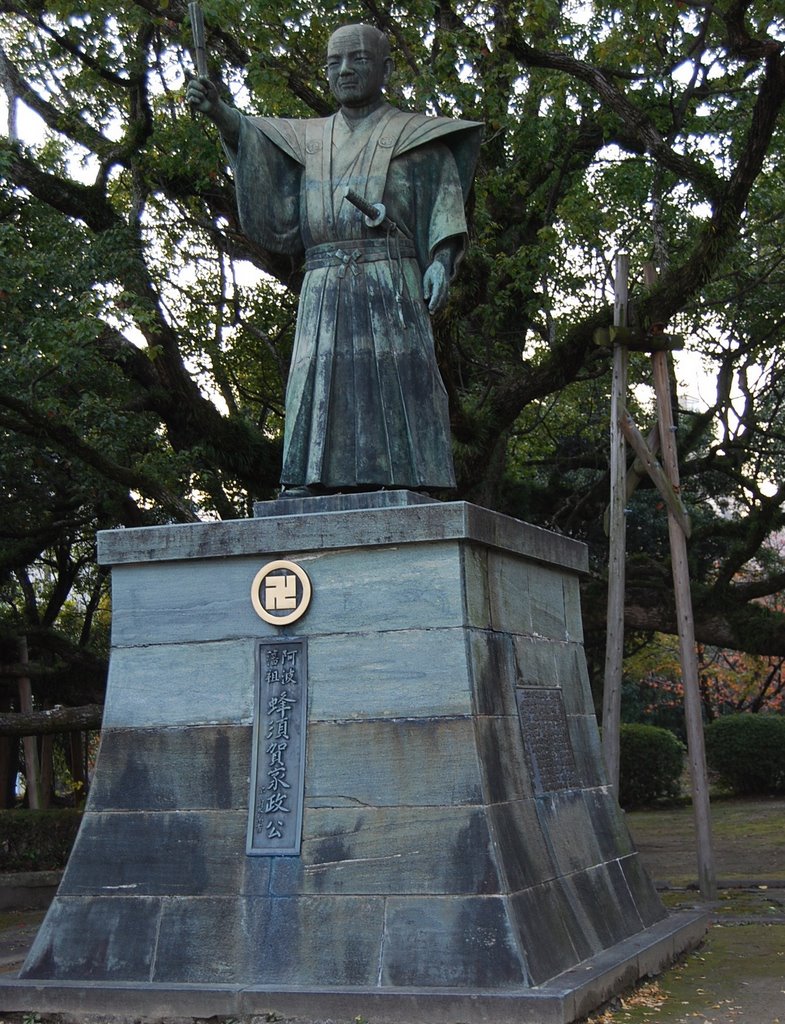 Statue of original castle daimyo, Анан