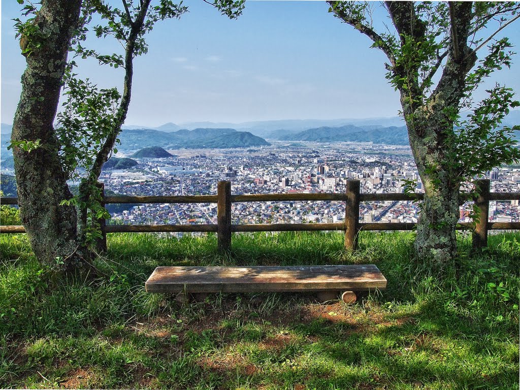 鳥取城本丸跡から市街地を望む　The view from ruins of Tottori castle, Йонаго