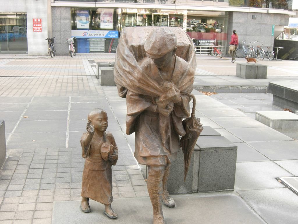 Statue of Peddling man of medicine and his child,Toyama city　薬売り親子の像（富山県富山市）, Тояма