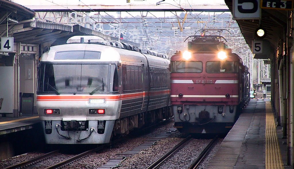 JR West Kiha85 and EF81 on a freight at Toyama 2002, Тояма