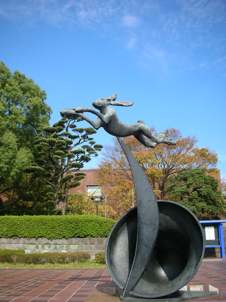 Leaping Hare on Crcscent and Bell(三日月と鐘の上を跳ぶ野うさぎ), Амаги