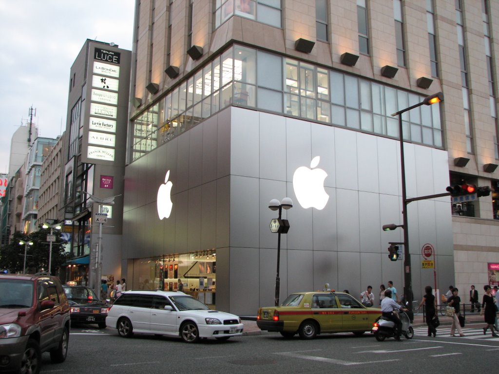 Apple Store in Tenjin, Fukuoka city,  Fukuoka, JAPAN, Курум