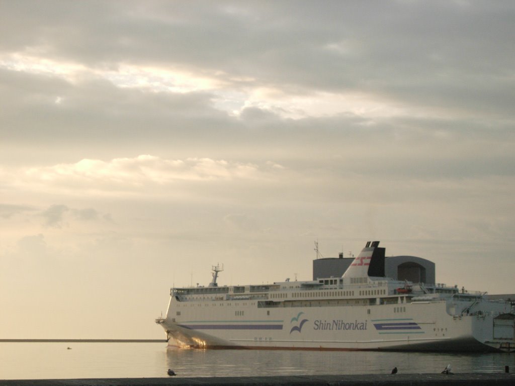Ferry from Niigata on the berth in the Otaru port　小樽港停泊中の新潟からのフェリー, Отару