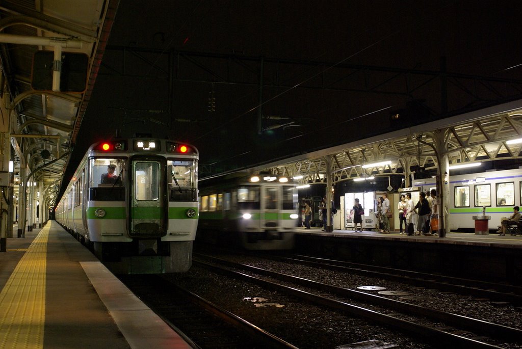 夜の小樽駅ホーム　Otaru station platform at night, Отару