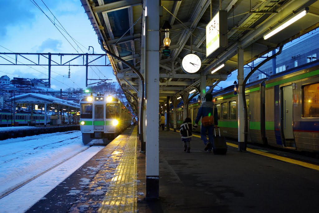 Platform in blue evening sun, Отару