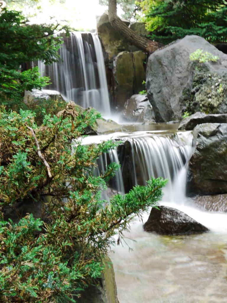Small falls at PARK,TOMAKOMAI 苫小牧市民文化公園内の滝, Томакомаи