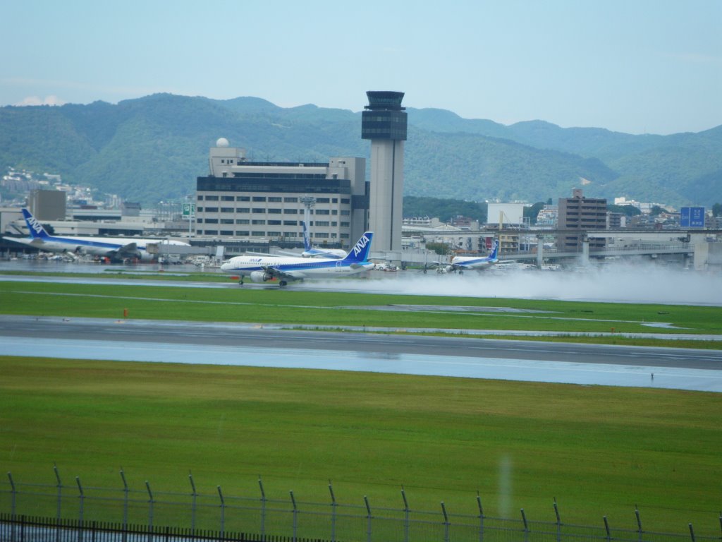 Itami airport  Glide slope after the rain, Итами