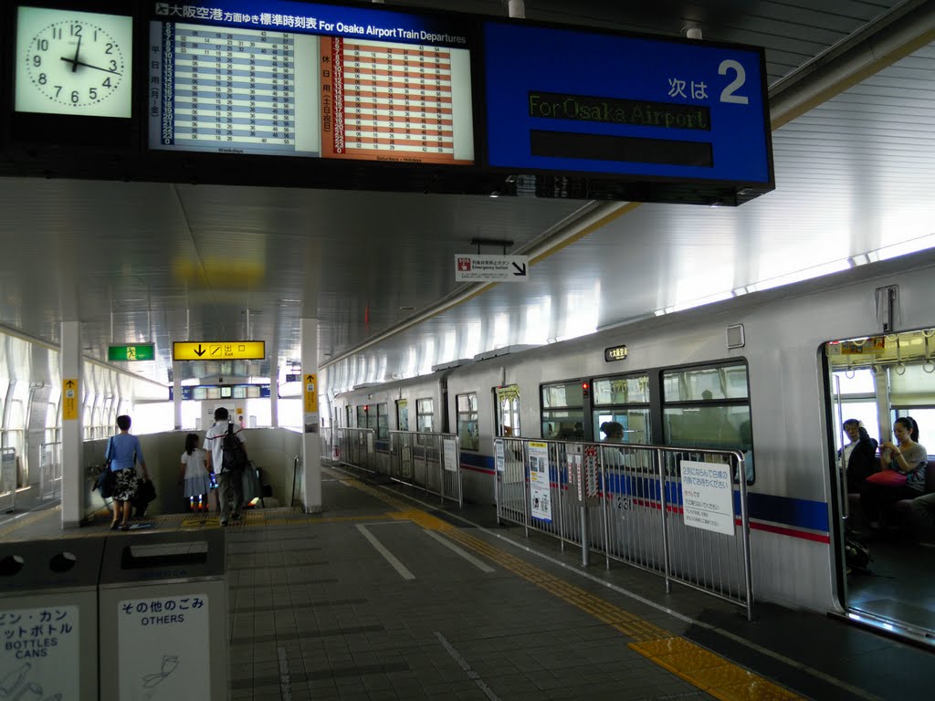Osaka-monorail Hotarugaike station platform, Итами