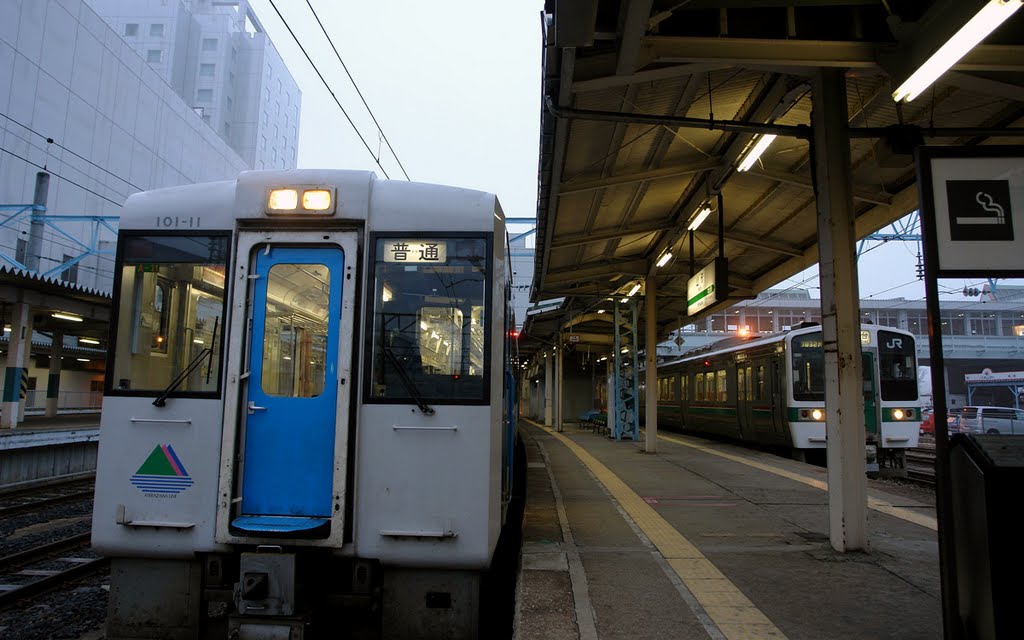 JR山形駅プラットフォーム: Yamagata Station Platform, Ионезава