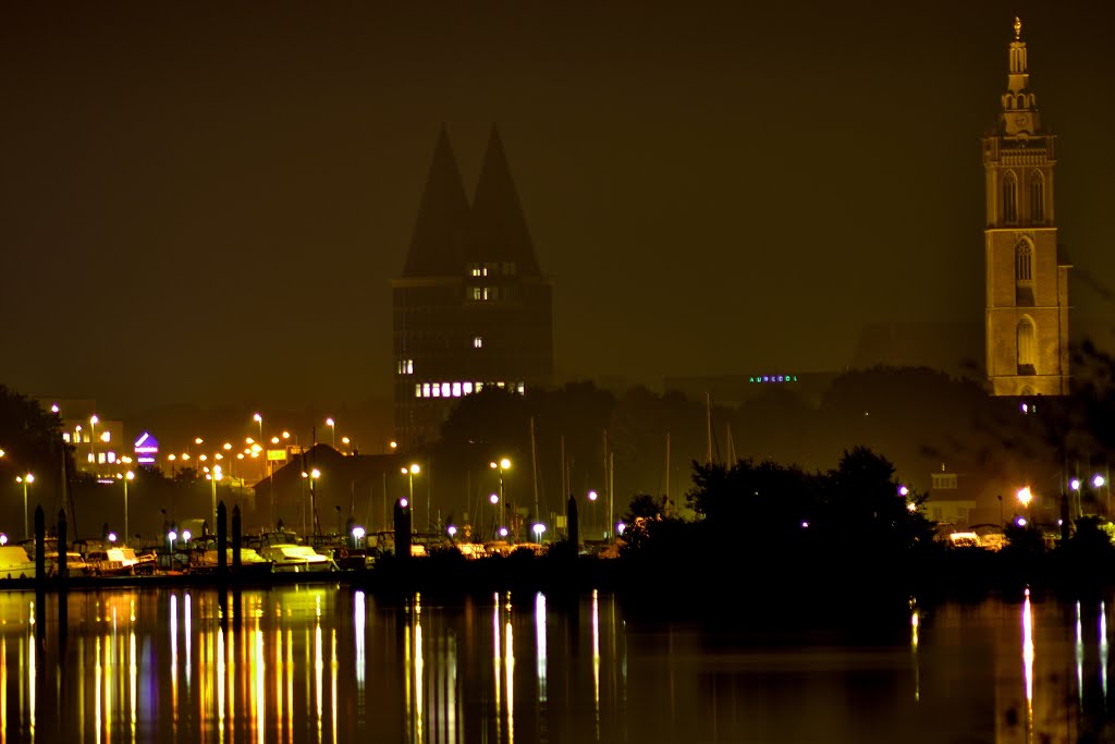 Natalini Toren en de Sint Christoffel kathedraal in een mistige nacht, Керкрад