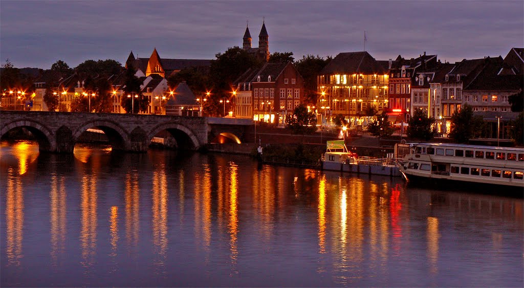 Maastricht at night, Маастрихт
