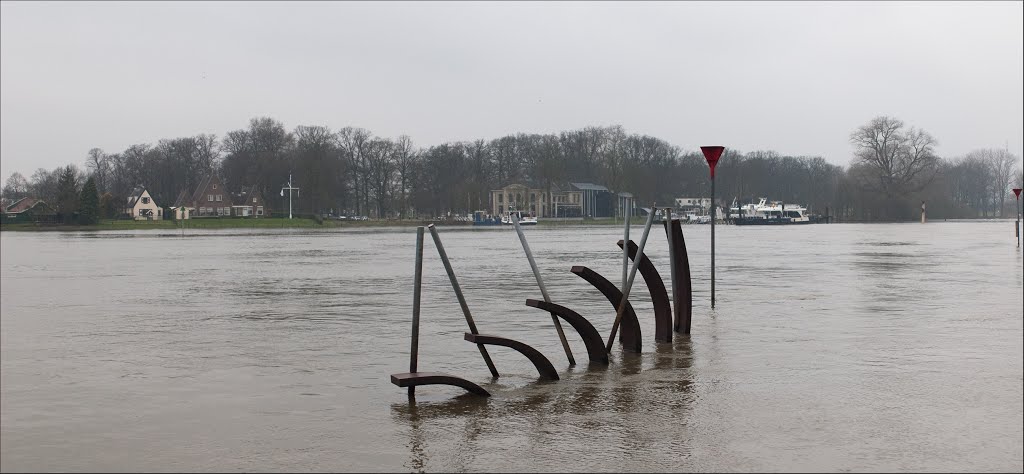Artwork "De zeilen" in the IJssel at high water, Девентер