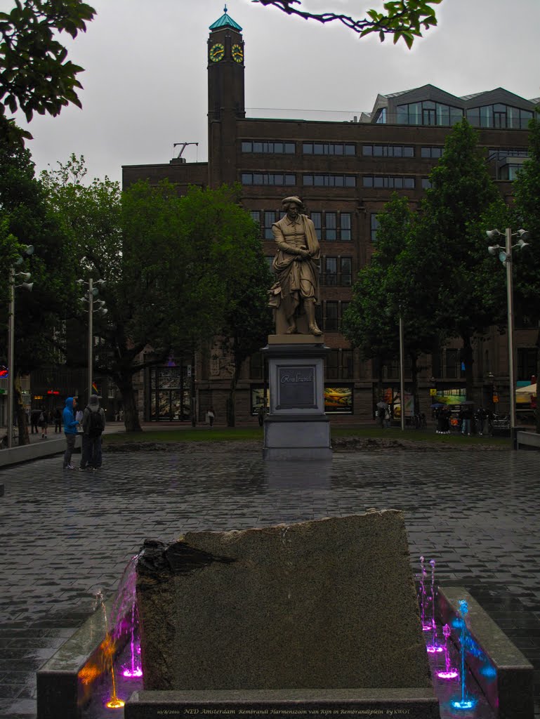 NED Amsterdam Rembrandt Harmenszoon van Rijn in Rembrandtplein {in the rain} by KWOT {upload 15/7/2011 on his 405th birthday}, Амстердам