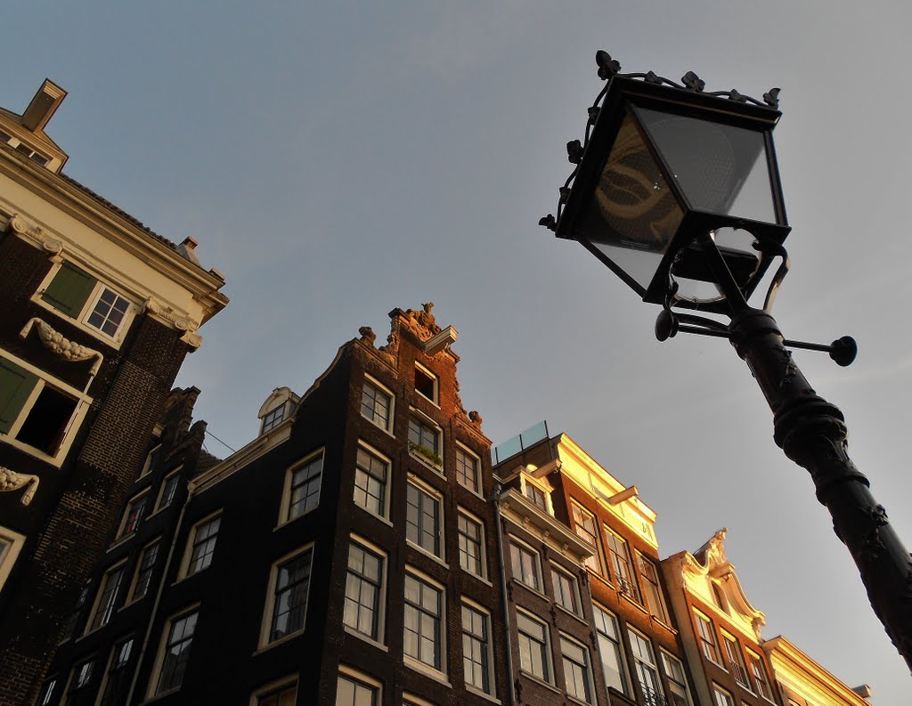 De lantaarns gaan bijna aan.....Singel, Amsterdam, Nederland, Амстердам