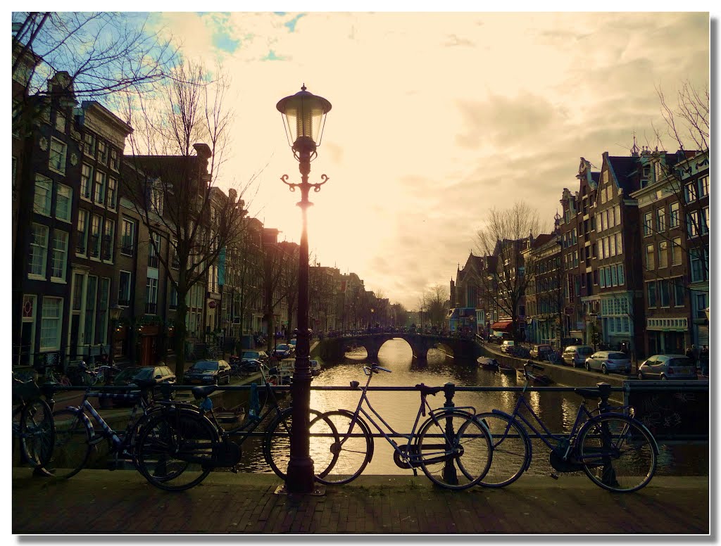 la classica veduta: non manca niente di Amsterdam!, Амстердам