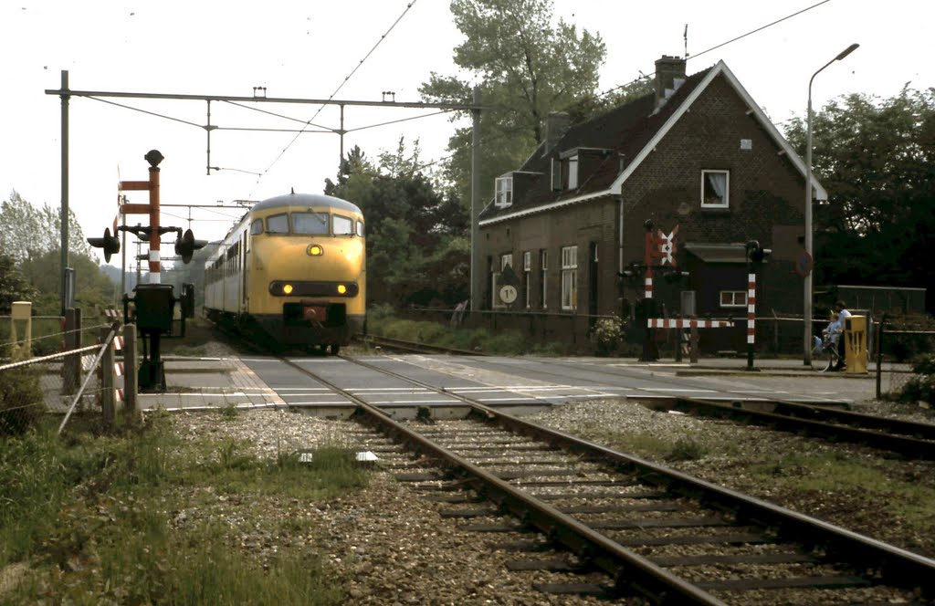 Trein langs spoorhuis (juni 1983), Велсен