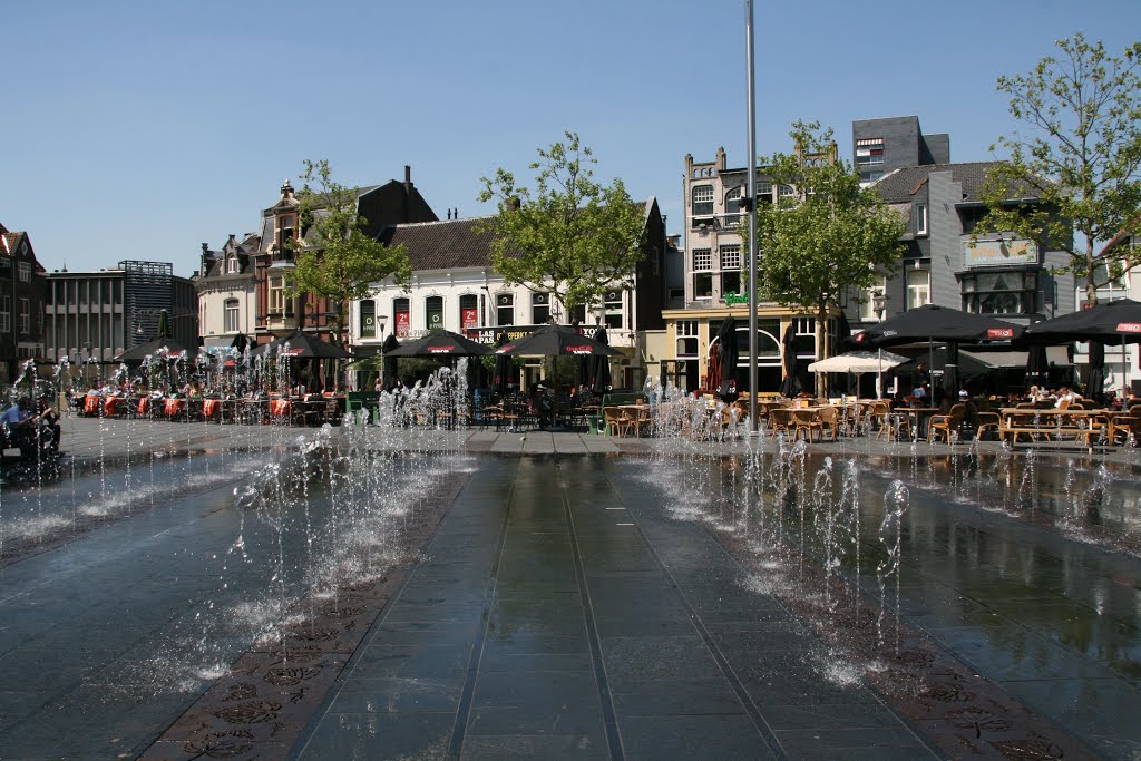 Vele fonteinen op het Piusplein in Tilburg, Тилбург