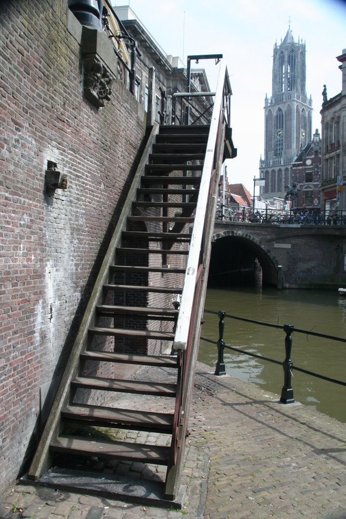 Canalwharf-stairway; Oudegracht (Old Canal anno 1390) and the Dom tower; Utrecht., Амерсфоорт