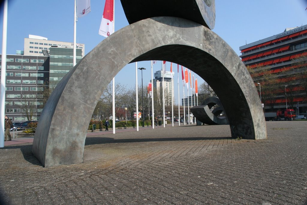 skulpture in front of trade centre Jaarbeurs, Utrecht, Амерсфоорт
