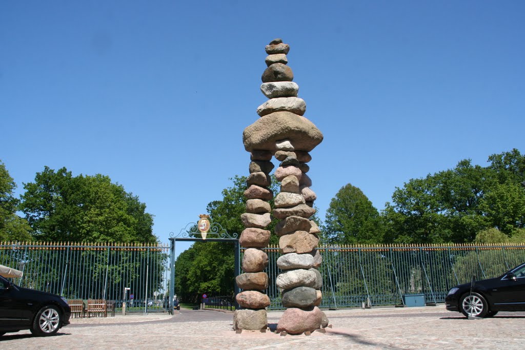 Kunstzinnige stenenstapel tussen etalage-auto`s, Voorhof Slot Zeist., Зейст
