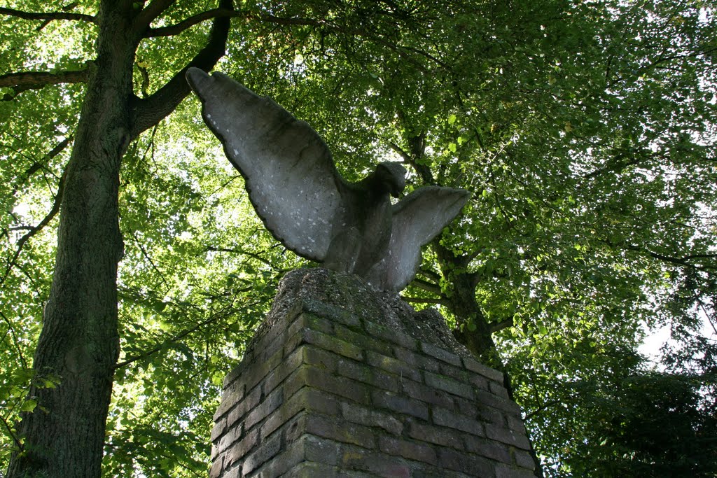 Bird spreading wings; Monument Dieptetuin, Zeist., Зейст