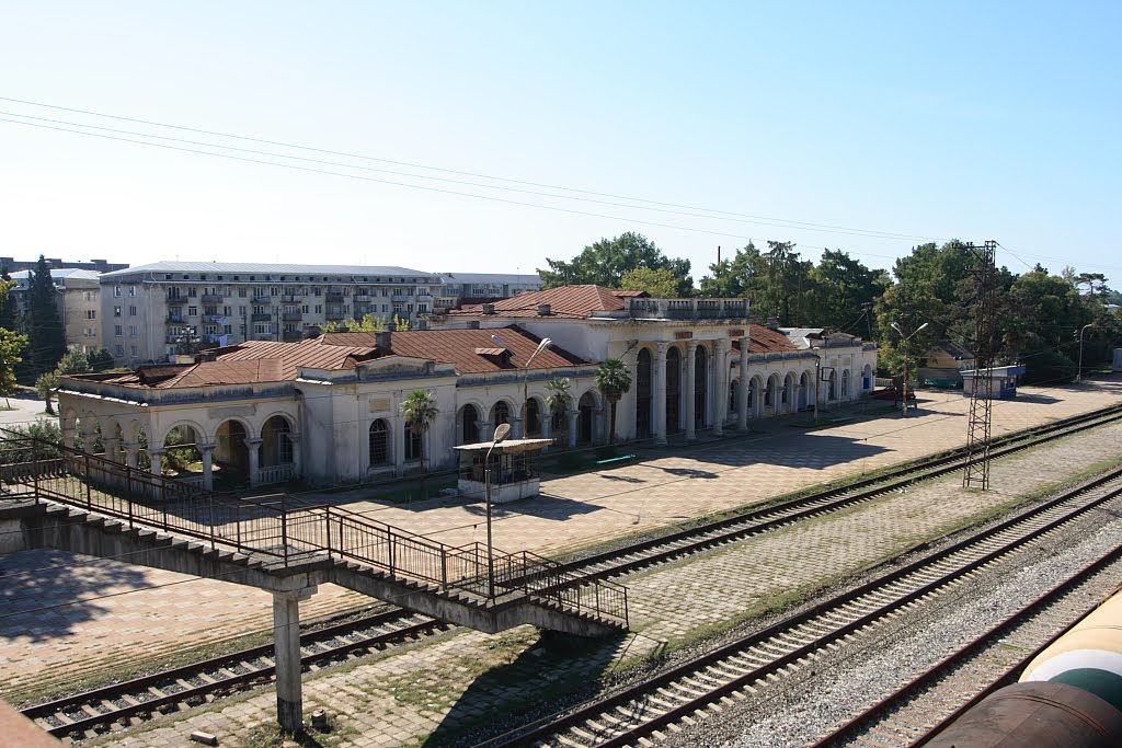 разрушенный вокзал Гудауты с акведука, Гудаута