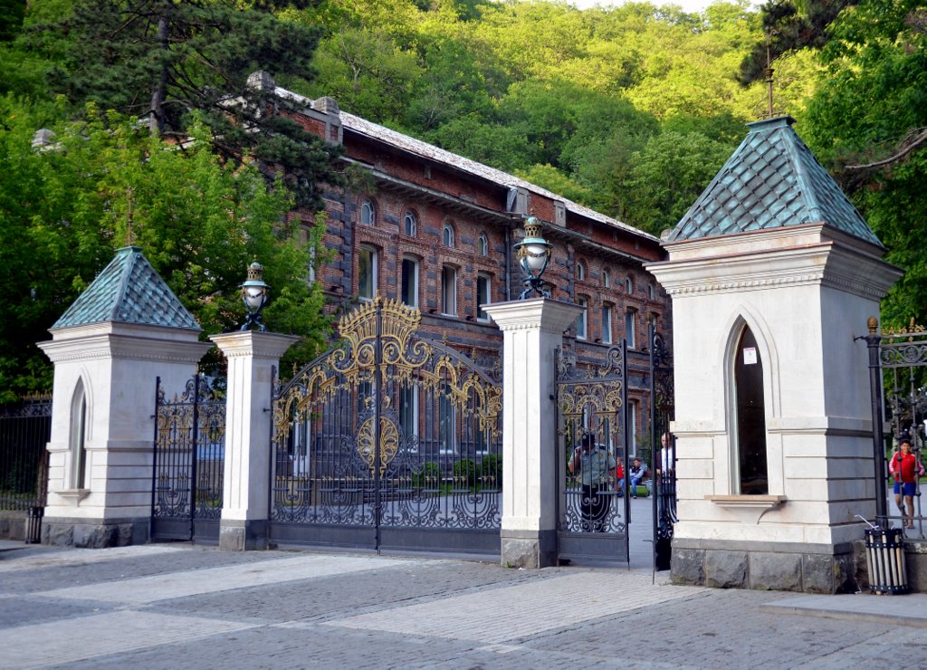 Gate to Borjomi park, Боржоми