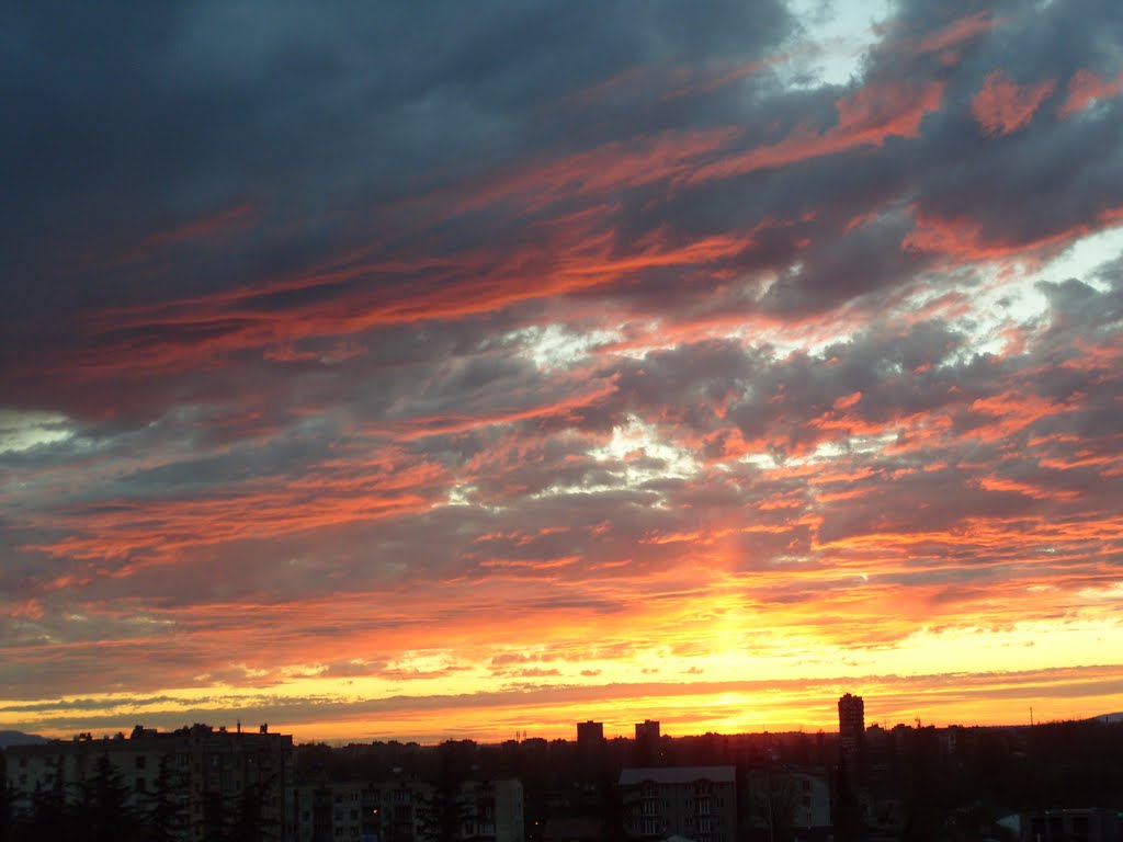 Kutaisi. Red clouds., Кутаиси