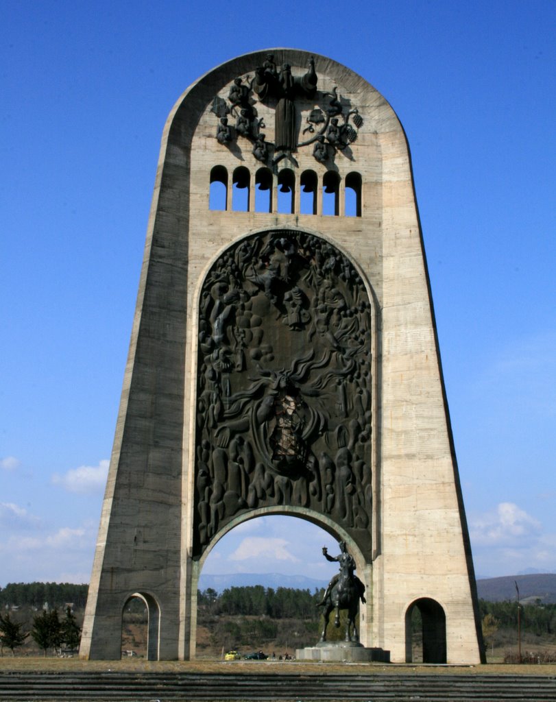 Kutaisi, crumbling Soviet era monument , March 08, Кутаиси