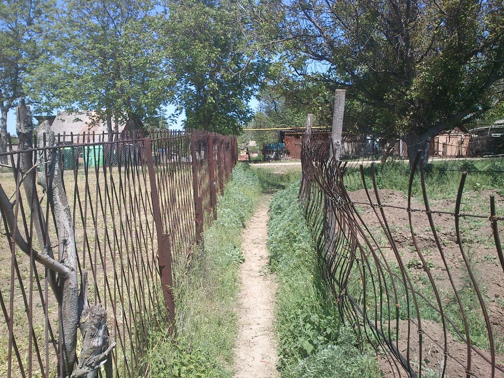 Footpath access to the Village #1, a suburb of Ordzhonikidze, Орджоникидзе