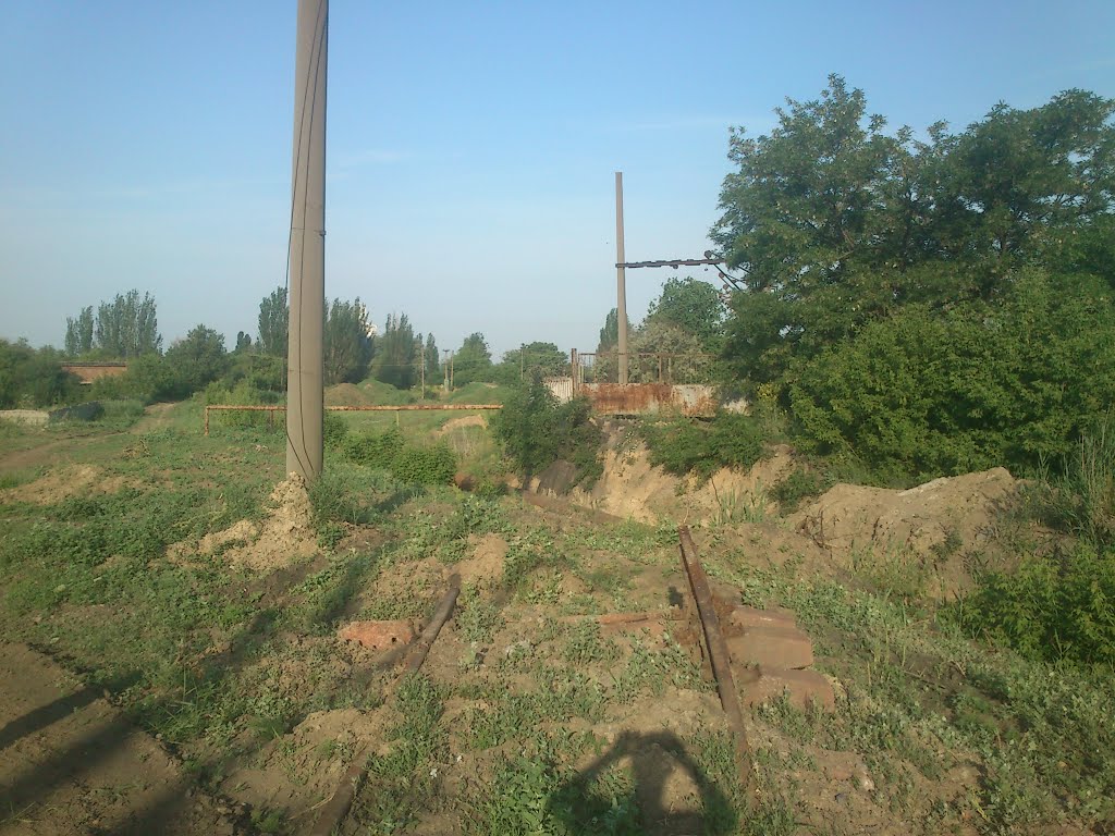 disused railway branch line to the tank farm (also abandoned), Орджоникидзе