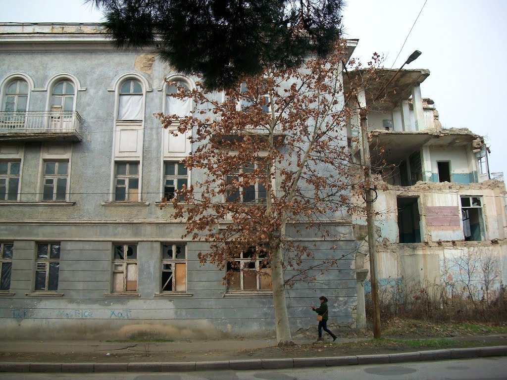 Semi-destroyed house in central Rustavi, Рустави