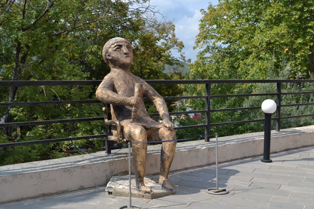 Georgia, Saghnaghi - a statue in front of the Phirosmani museum, Сигнахи