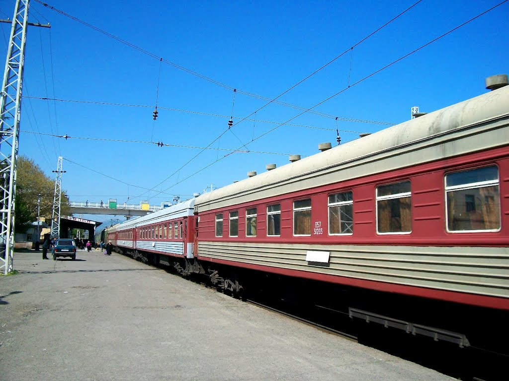 Tbilisi-Ozurgeti train at Khashuri station, Хашури