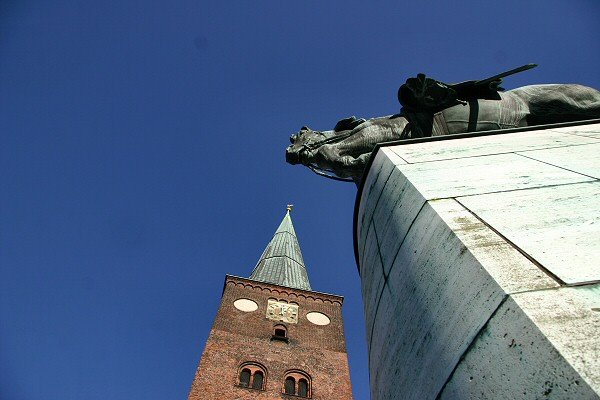 Aarhus Cathedral and a King statue, Орхус