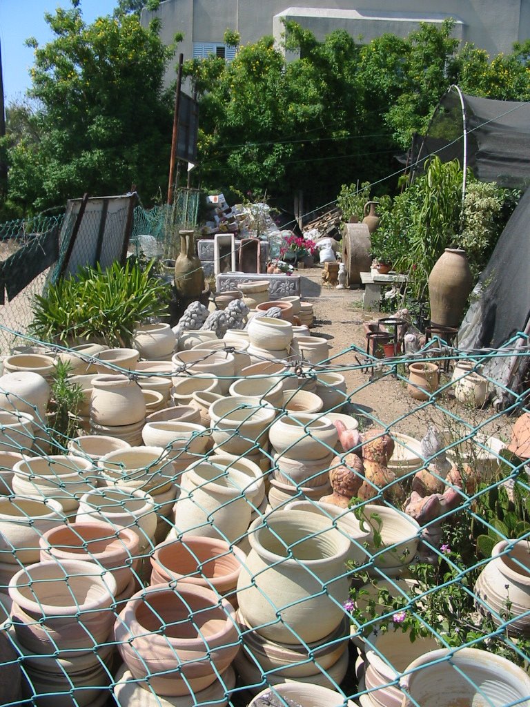 open store of ceramic feaches, Кфар Саба