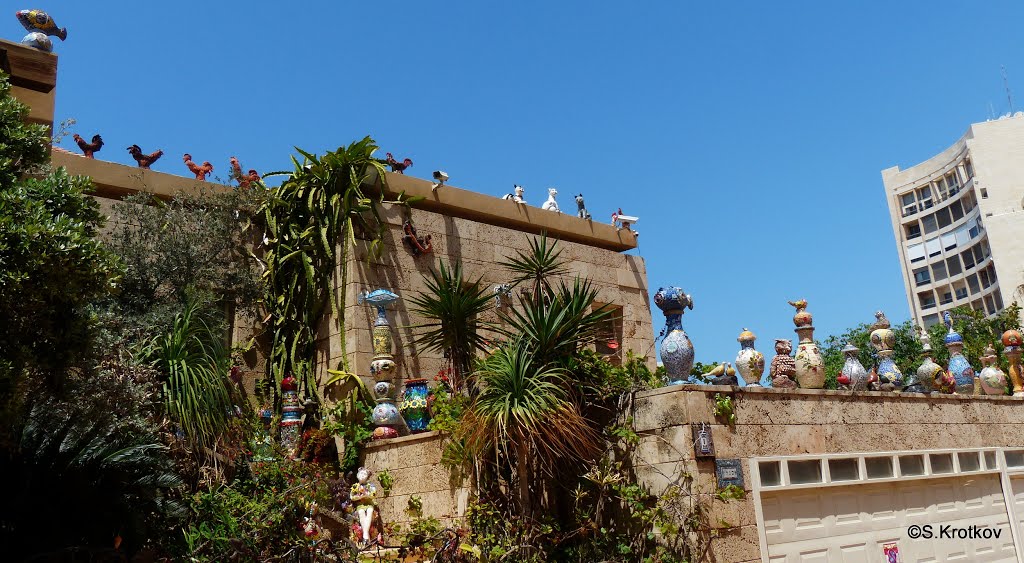 Дом с фигурами на крыше., Натания