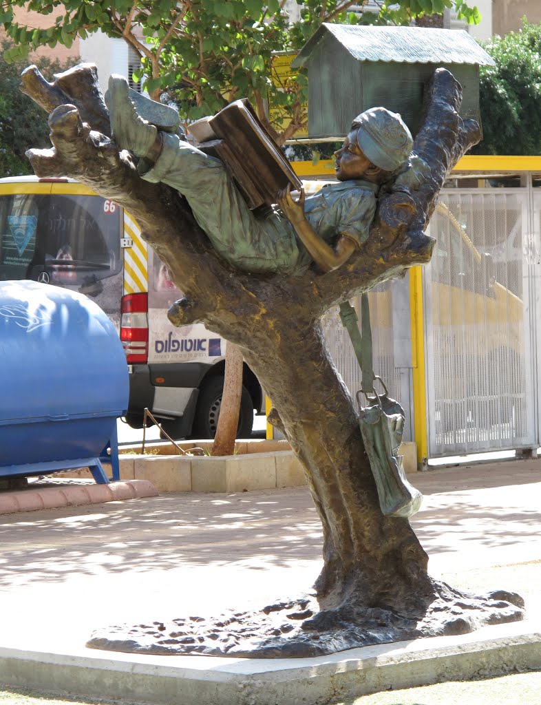Netanya. Sculpture by the town library, Натания